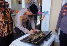 Kapolerstabes Makassar Resmikan Mesjid Al Amaan Polsek Manggala FOTO: Kapolerstabes Makassar Kombes Pol Witnu Urip Laksana, SIK, MM saat meresmikan serta Penandatanganan Prasasti penggunaan Mesjid Al Amaan Polsek Manggala. Kamis Siang (2/12)