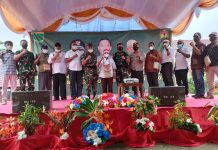 Ikrar Warga Papua Barat di Fakfak Tetap Setia Dipangkuan NKRI FOTO: Korem 182/Jazirah Onim dan Kodam XVIII/Kasuari menyelenggarakan Pembinaan Komunikasi Sosial Cegah Tangkal Radikalisme/Separatisme dan Ikrar tetap setia kepada NKRI oleh Pemuda, Tokoh adat dan Tokoh Masyarakat di Wilayah Teluk Patipi Kabupaten Fakfak, Papua Barat, Rabu (1/12/2021).