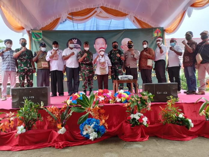 FOTO: Korem 182/Jazirah Onim dan Kodam XVIII/Kasuari menyelenggarakan Pembinaan Komunikasi Sosial Cegah Tangkal Radikalisme/Separatisme dan Ikrar tetap setia kepada NKRI oleh Pemuda, Tokoh adat dan Tokoh Masyarakat di Wilayah Teluk Patipi Kabupaten Fakfak, Papua Barat, Rabu (1/12/2021).