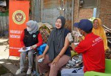 Inovasi Road To 100 Persen Vaksin, Kelurahan Ela-Ela Gelar Vaksinasi Lewat Door To Door FOTO: Salah satu warga menerima vaksinasi dari program inovasi Road To 100 Persen Vaksin, Kelurahan Ela-Ela Gelar Vaksinasi Lewat Door To Door