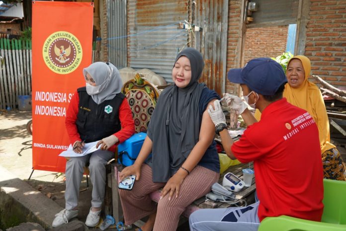 IMG-20211203-WA0048 FOTO: Salah satu warga menerima vaksinasi dari program inovasi Road To 100 Persen Vaksin, Kelurahan Ela-Ela Gelar Vaksinasi Lewat Door To Door