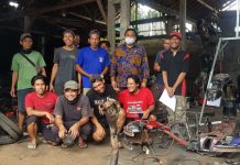 VIDEO: Rachmat Gobel Temui Seniman Asal Yogyakarta, Sulap Motor Bekas Jadi Robot FOTO: Wakil Ketua DPR RI, Rachmat Gobel bersama Eri Sudarmono dan Para pekerja usaha kreatif Padukuhan Kauman, Kalurahan Gilangharjo, Kapanewon Pandak, Kabupaten Bantul, DI Yogyakarta.