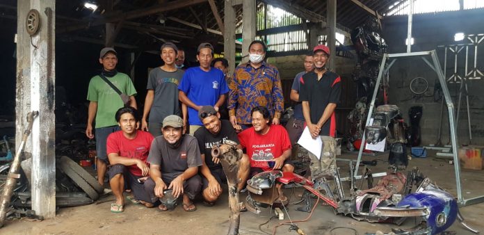 FOTO: Wakil Ketua DPR RI, Rachmat Gobel bersama Eri Sudarmono dan Para pekerja usaha kreatif Padukuhan Kauman, Kalurahan Gilangharjo, Kapanewon Pandak, Kabupaten Bantul, DI Yogyakarta.