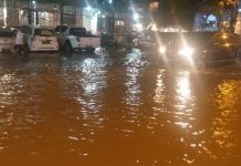 Jalan Topaz II Tergenang, Pengunjung Warkop Harap Perhatian Camat Panakukang FOTO: Kondisi genangan air di Jl. Topaz II (Bolevard) Kelurahan Masale, Kecamatan Panakukang, Kota Makassar. Senin, (6/12)