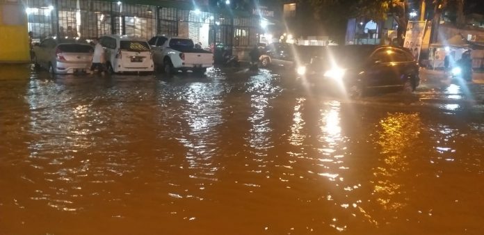 FOTO: Kondisi genangan air di Jl. Topaz II (Bolevard) Kelurahan Masale, Kecamatan Panakukang, Kota Makassar. Senin, (6/12)