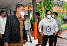 Maksimalkan Masa Reses Legislator Golkar Debbie Kunjungi SMKN 3 dan 10 Makassar FOTO: Kiri Farid A Massewali, Kepala sekolah SMK Negeri 3 Makassar dan Kanan Anggota DPRD Sulawesi Selatan, Andi Debbie Purnama Rusdin Di Sela sela masa reses, Senin (06/12/2021)