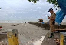 Bupati Bulukumba Tinjau Aliran Pembuang Air di Pasar Cekkeng yang Tersumbat FOTO: Bupati Bulukumba saat meninjau aliran sungai yang tersumbat disekitar pasar Cekkeng Kelurahan Ela-Ela, Kecamatan Ujung Bulu, Kabupaten Bulukumba, Sulawesi Selatan. Selasa, (7/12).
