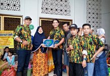 AMPG Makassar Bantu Korban Banjir di Paccerakkang FOTO: Pengurus dan Anggota AMPG Makassar saat memberikan bantuan kepada warga korban banjir di Kecamatan Biringkanaiya, Kota Makassar. Selasa, (7/12)