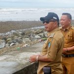 Andi Utta Minta Warga Tingkatkan Kesadaran Agar Pusat Kota Bulukumba Terhindar dari Banjir FOTO: Bupati Bulukumba H.A Muchtar Ali Yusuf dan Camat Ujung Bulu Camat Ujung Bulu Andi Ashadi, saat meninjau kawasan pasar Cekkeng Kelurahan Ela-Ela, Kecamatan Ujung Bulu, Kabupaten Bulukumba, Sulawesi Selatan. Selasa, (7/12).