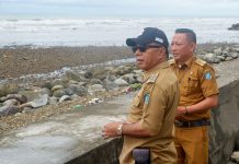 Andi Utta Minta Warga Tingkatkan Kesadaran Agar Pusat Kota Bulukumba Terhindar dari Banjir FOTO: Bupati Bulukumba H.A Muchtar Ali Yusuf dan Camat Ujung Bulu Camat Ujung Bulu Andi Ashadi, saat meninjau kawasan pasar Cekkeng Kelurahan Ela-Ela, Kecamatan Ujung Bulu, Kabupaten Bulukumba, Sulawesi Selatan. Selasa, (7/12).