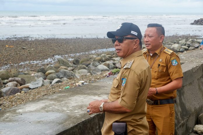 FOTO: Bupati Bulukumba H.A Muchtar Ali Yusuf dan Camat Ujung Bulu Camat Ujung Bulu Andi Ashadi, saat meninjau kawasan pasar Cekkeng Kelurahan Ela-Ela, Kecamatan Ujung Bulu, Kabupaten Bulukumba, Sulawesi Selatan. Selasa, (7/12).
