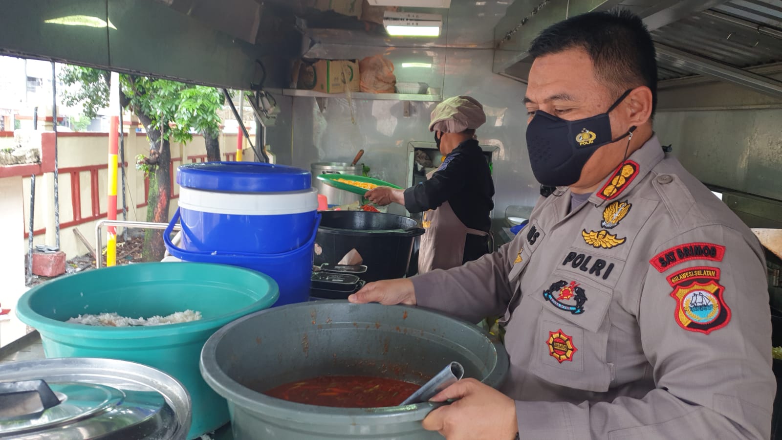 FOTO: Dansat Brimob Polda Sulsel, Kombes Pol Muhammad Anis P.S. S.I.K., M.Si. turun langsung pantau kesiapan dapur lapangan Satuan Brimob Polda Sulsel di posko siaga banjir. Selasa, (7/12)