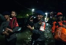 Brimob Polda Sulsel Evakuasi Warga Kodam 3, Juga Siapkan Dapur Umum FOTO: Tim SAR Brimobda Sulsel saat mengevakuasai warga Kompleks Kodam 3 Paccerakkang, Biringkanaiya, Senin (6/12) dini hari.
