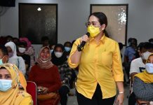 Debbie Rusdin Reses di Kecamatan Wajo, Warga Minta Penciptaan Lapangan Kerja dan Perpustakaan Lorong FOTO: Anggota DPRD Sulsel Debbie Rusdin, menyapa warga Kecamatan Wajo pada reses hari ke-5 masa 1 Sidang 2021/2022 berlangsung, di Hotel Grand Populer, Jalan Sulawesi, Selasa (07/12/2021).