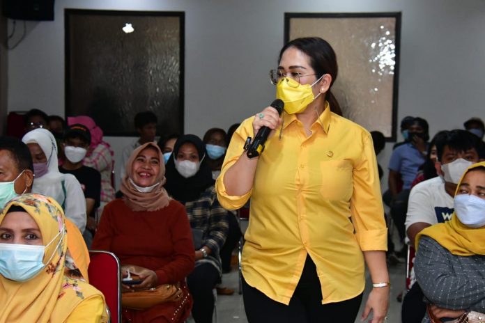 FOTO: Anggota DPRD Sulsel Debbie Rusdin, menyapa warga Kecamatan Wajo pada reses hari ke-5 masa 1 Sidang 2021/2022 berlangsung, di  Hotel Grand Populer, Jalan Sulawesi, Selasa (07/12/2021).