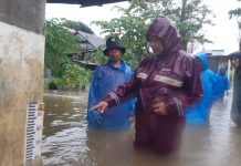 Plt Lurah dan Kepala Puskesmas Tamalanrea Jaya Terjun Langsung ke Lokasi Banjir FOTO: Kepala Puskesmas Kelurahan Tamalanrea Jaya Dokter Drg Bethsy Herlina Pongrekun terjun langsung di lokasi yang sempat terendam banjir di sebahagian wilayah kelurahan Tamalanrea Jaya. Selasa, (7/12)