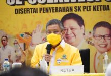 Uji Kelayakan Calon Ketua DPD II Golkar Parepare Diwarnai Insiden, TP Langsung Fit and Proper Test Calon Lawan Istrinya FOTO: Ketua DPD I Golkar Sulawesi Selatan Taufan Pawe (TP) dalam kesempatan lainnya saat memimpin rapat di Sekertariat partai.