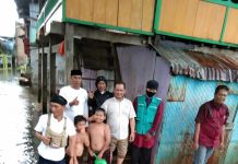 Bersama Community SR, Syamsuddin Raga Beri Bantuan Warga Korban Banjir di Kelurahan Daya FOTO: Syamsuddin Raga Bersama Community SR saat berada di Kelurahan Daya, Kota Makassar. Rabu, (9/12)