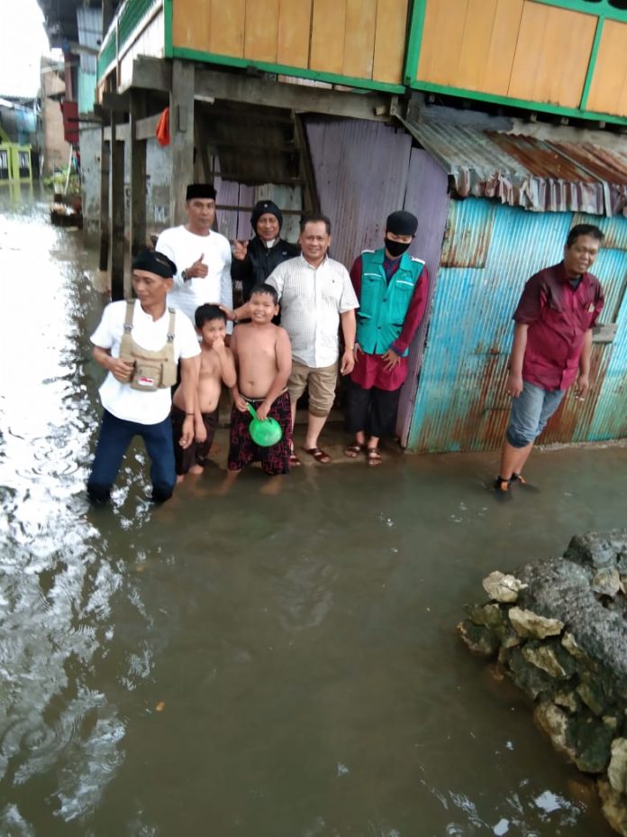 FOTO: Syamsuddin Raga Bersama Community SR saat berada di Kelurahan Daya, Kota Makassar. Rabu, (9/12)