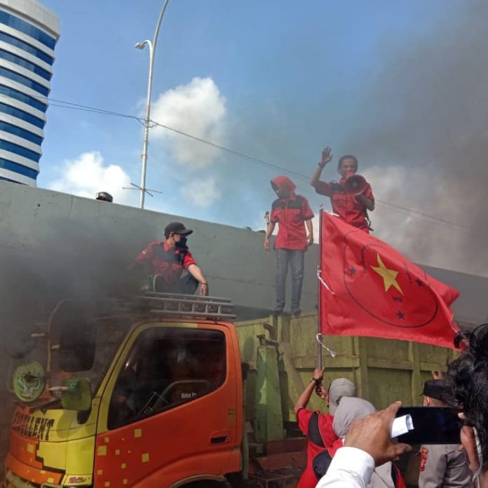 FOTO: Aksi Perhimpunan Pergerakan Mahasiswa saat menggelar aksi di isu kasus dugaan korupsi di PSDA Bulukumba beberapa waktu lalu.