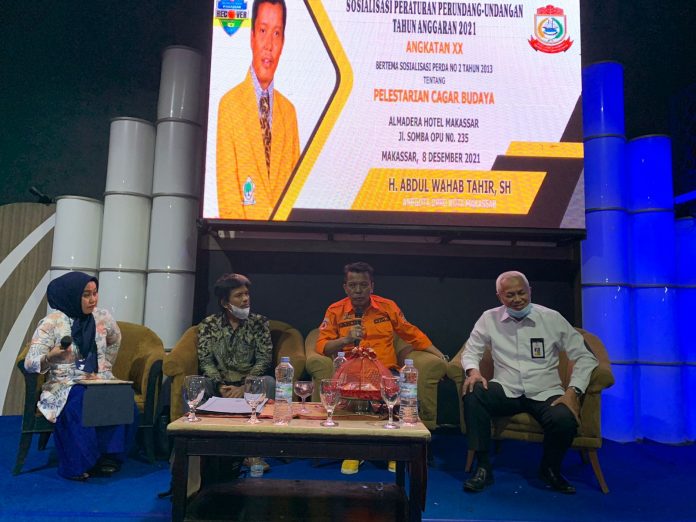 FOTO: Kiri Rini moderator acara, Burhaman, S.S., M.A, Dosen prodi Sejarah FKIP UPRI Makassar, Anggota DPRD Makassar H. Abdul Wahab Tahir, SH dan paling kanan Drs Abd Rakhman Kuba MSi. Kepala Bidang Cagar Budaya pemerintah kota Makassar. Dalam kegiatan sosialisasi Peraturan Perda Nomor 2 tahun 2013 tentang pelestarian cagar budaya berlangsung di Almadera Hotel Makassar. Rabu, (8/12)