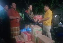 Golkar Peduli, Bantu Warga Terdampak Banjir di Blok X Perumnas Antang FOTO: Kanan, H. Ismail (Bendahara) Pengurus DPD II Partai Golkar Makassar saat memberikan bantuan kepada ketua RW.08 Blok X Perumnas Antang. Rabu, (8/12)