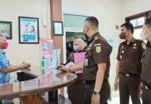 Usai Disegel Walikota, Pidsus Kejati Sulsel Geledah Kantor PDAM Makassar FOTO: Penyidik Kejaksaan Tinggi Sulsel melakukan penggeledahan kantor PDAM Kota Makassar, Kamis 9 Desember. Sejumlah ruangan di geledah, termasuk ruangan pimpinan (Eks Dirut) perusahaan daerah tersebut, di Jl. Ratulangi, Makassar.