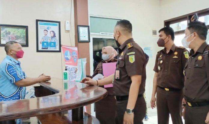 FOTO: Penyidik Kejaksaan Tinggi Sulsel melakukan penggeledahan kantor PDAM Kota Makassar, Kamis 9 Desember. Sejumlah ruangan di geledah, termasuk ruangan pimpinan (Eks Dirut) perusahaan daerah tersebut, di Jl. Ratulangi, Makassar.