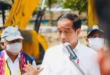 Presiden Jokowi Tinjau Pembangunan Tanggul Pengendalian Banjir di Sintang FOTO: Presiden Joko Widodo atau Jokowi saat memberikan keterangan pers nya Meninjauan pembangunan tanggul pengendali banjir dan penyerahan bantuan sosial kepada warga terdampak banjir, di Kabupaten Sintang, Provinsi Kalimantan Barat, 8 Desember 2021.
