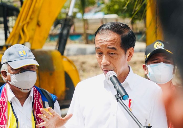 FOTO: Presiden Joko Widodo atau Jokowi saat memberikan keterangan pers nya Meninjauan pembangunan tanggul pengendali banjir dan penyerahan bantuan sosial kepada warga terdampak banjir, di Kabupaten Sintang, Provinsi Kalimantan Barat, 8 Desember 2021.