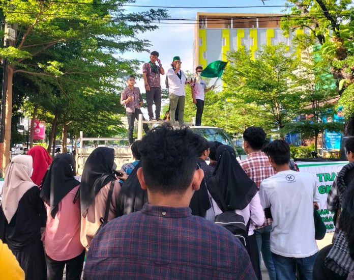 FOTO: Himpunan Mahasiswa Islam (HMI) Cabang Makassar, menggelar aksi di Jl. Boltem, Kota Makassar, Sulawesi Selatan, Kamis (9/12/2021).