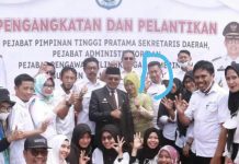 Sekda Bulukumba Dilantik, Diwarnai ASN Salam Kacamatayyamo, Tim HB Meradang FOTO: Viral foto ASN Pemkab Bulukumba salam tiga jari kaca matayyamo usai pelantikan Sekda Bulukumba.