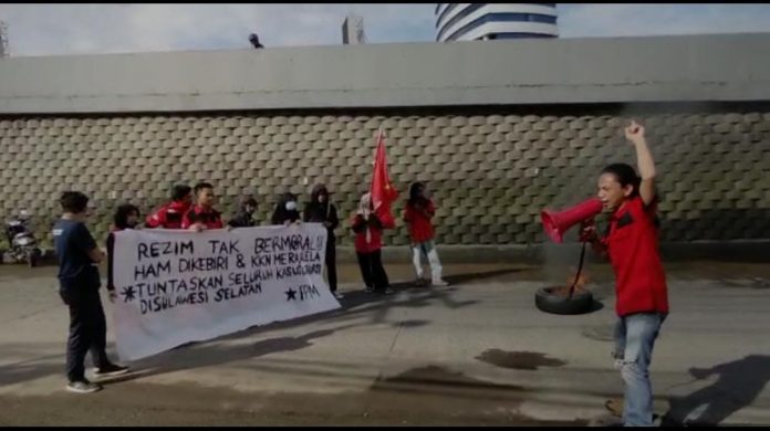 FOTO: Perhimpunan Pergerakan Mahasiswa (PPM) saat aksi peringatan Hari Anti Korupsi di Kejaksaan Tinggi Sulawesi Selatan. Kamis, (9/12)