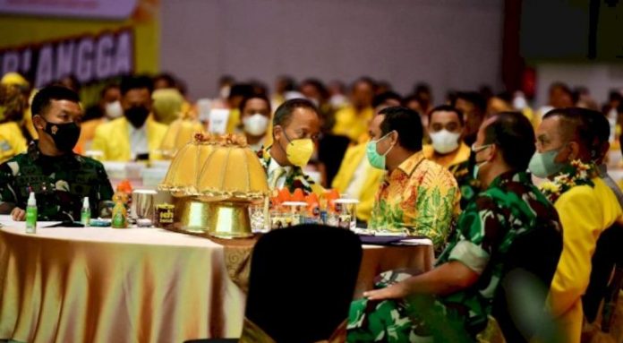 FOTO: Plt Gubernur Sulsel dan Para Forkopimda. Andi Sudirman Sulaiman duduk berdampingan dengan Wakil Ketua Umum DPP Partai Golkar, Agus Gumiwang Kartasasmita di acara Pelantikan Pengurus DPD Partai Golkar Sulsel. [Properti: Tebaran]