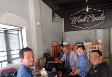 Jelang Muscam Partai Golkar Biringkanaya, Mansyar Temui Pimlur Laikang FOTO: Bacalon Pincam Biringkanaya Mansyar atau Ancha (Jaket hitam) bersama Pimlur Laikang Andi Ramli Tahir ketiga dari kanan saat melakukan pertemuan di Warkopale kompleks SMK Darussalam, tulis dia. Jumat, (10/12).