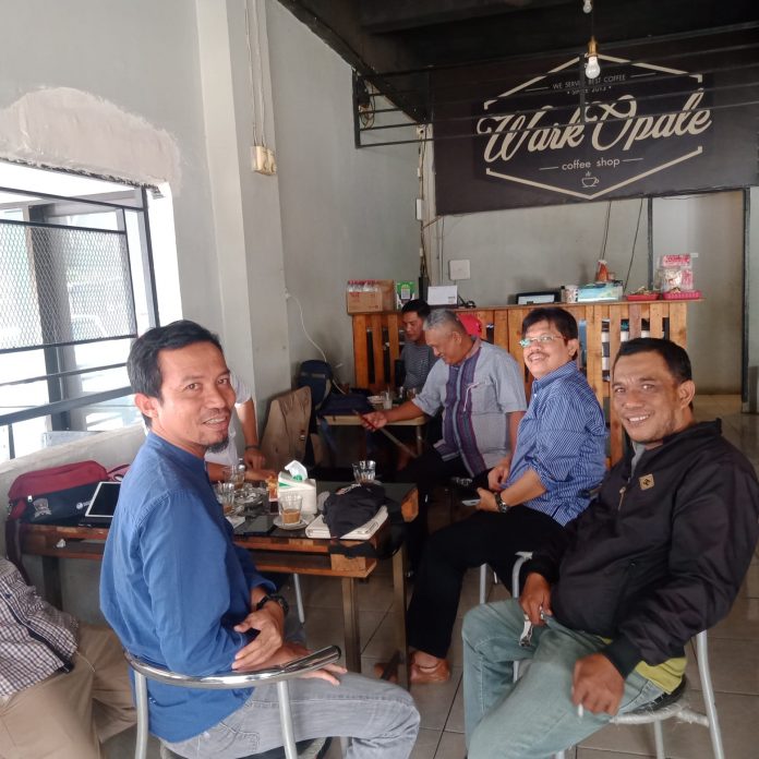 FOTO: Bacalon Pincam Biringkanaya Mansyar atau Ancha (Jaket hitam) bersama Pimlur Laikang Andi Ramli Tahir ketiga dari kanan saat melakukan pertemuan di Warkopale kompleks SMK Darussalam, tulis dia. Jumat, (10/12).