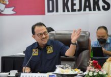 RUU Kejaksaan akan Beri Kewenangan Jaksa Lakukan Peninjauan Kembali FOTO: Wakil Ketua Komisi III DPR RI Pangeran Khairul Saleh saat pertemuan Tim Kunjungan Kerja Spesifik Komisi III DPR RI dengan Kepala Kejaksaan Tinggi Sulawesi Tengah Jacob Hendrik Pattipeilohy, Kapolda Sulteng Irjen Pol Drs Rudy Sufahriadi dan akademisi, di kantor Kejaksaan Tinggi Sulteng, Palu, Sulteng, Selasa (30/11/2021). Foto: Fitri/Man