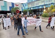 Aksi di Hari HAM Internasional, Ini 9 Tuntutan Aliansi Mahasiswa AMKOP Makassar FOTO: M. Jaelani Korlap Aliansi Mahasiswa AMKOP Makassar saat memimpin aksi peringatan Hari HAM Internasional di Makassar. Jumat, (10/12)