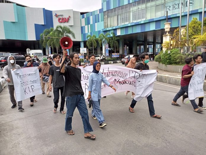 FOTO: M. Jaelani Korlap Aliansi Mahasiswa AMKOP Makassar saat memimpin aksi peringatan Hari HAM Internasional di Makassar. Jumat, (10/12)