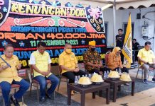 Golkar Makassar Peringati Hari Korban 40.000 Jiwa Bersama Keluarga Pejuang Kemerdekaan FOTO: Ketua DPD II Golkar Makassar H. Munafri Arifuddin, Ketua Legium Veteran kota Makassar bersama pengurus golkar Makassar. Sabtu, (11/12/2021)