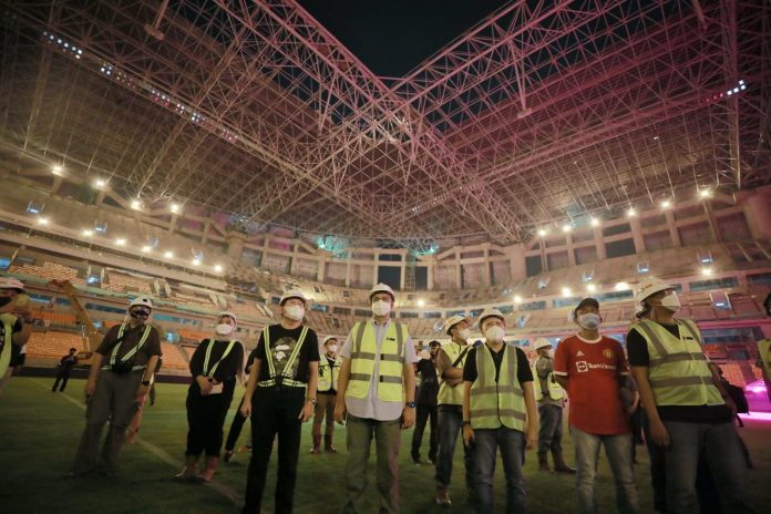 Gubernur DKI Jakarta, Anies Baswedan, meninjau progres uji coba suara dan pencahayaan di Jakarta International Stadium (JIS), Sabtu, (12/12).