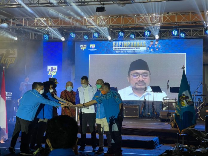 FOTO: Ketua Fraksi PPP DPR RI sekaligus Wakil Ketua Komisi 11 DPR RI, Amir Uskara, raih penghargaan pada puncak malam Penganugrahan DPP Awards 2021.