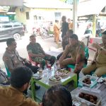 Bupati Perintahkan Petugas Vaksinasi Sasar Pedagang Pasar di Bulukumba, Kadis Perindag: Segera Kami Sosialisasikan FOTO: Bupati dan Wabup serta Forkompimda Bulukumba saat melakukan konsolidasi di salah satu Warkop di sekitar Lapda untuk kegiatan vaksinasi. Senin, (13/12)