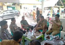 Bupati Perintahkan Petugas Vaksinasi Sasar Pedagang Pasar di Bulukumba, Kadis Perindag: Segera Kami Sosialisasikan FOTO: Bupati dan Wabup serta Forkompimda Bulukumba saat melakukan konsolidasi di salah satu Warkop di sekitar Lapda untuk kegiatan vaksinasi. Senin, (13/12)