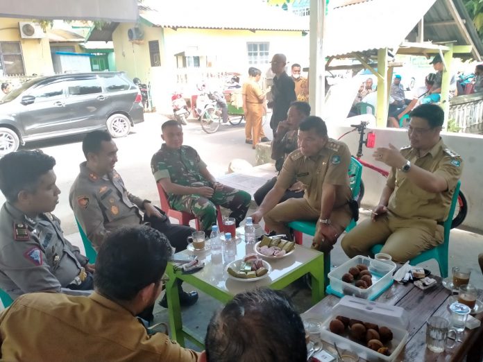 FOTO: Bupati dan Wabup serta Forkompimda Bulukumba saat melakukan konsolidasi di salah satu Warkop di sekitar Lapda untuk kegiatan vaksinasi. Senin, (13/12)