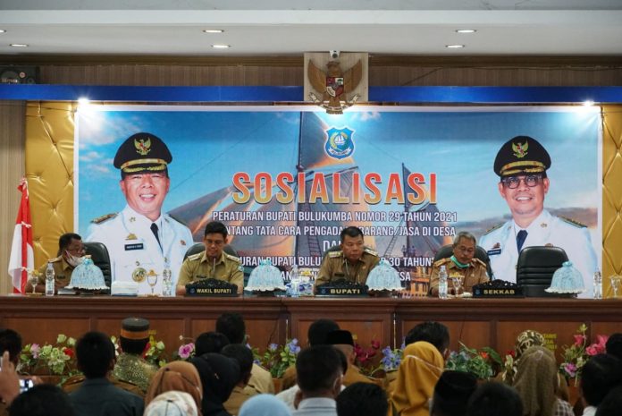 FOTO: Bupati dan Wabup Bulukumba H.A. Muchtar Ali Yusuf saat memimpin rapat evaluasi pembangunan di Aula Bappeda, Senin 13 Desember 2021.