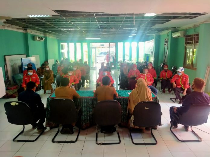 FOTO: dialog para Ketua RW dengan Tim Analisa dan Evaluasi LPM dari Bagian Pemberdayaan Masyarakat (BPM) Pemkot Makassar yang dipandu Sekertaris Lembaga Pemberdayaan Masyarakat (LPM) Kelurahan Batua. Senin, (13/12)