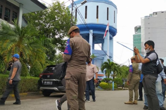 FOTO: Penyidik Pidsus Kejati Sulsel saat mengeledah kantor PDAM Makassar beberapa waktu lalu. (9/12)