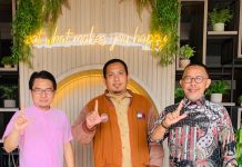 Tiga Tokoh Literasi, Gagas Forum Sinergi Kolaboratif Literasi Indonesia Keterangan Foto: Tokoh literasi Penerima Nugra Jasadharma Pustaloka Perpustakaan Nasional Bachtiar Adnan Kusuma, menggagas Forum Sinergi Kolaboratof Literasi Indonesia bersama Yanuardi Syukur, Adrinal Tanjung dan Irham Bijaksana, Selasa, (13/12) di Maros.