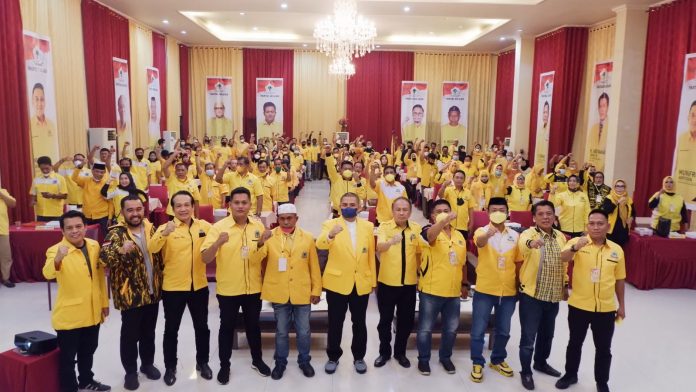 FOTO: Ketua DPD II Partai Golkar Makassar H. Munafri Arifuddin bersama jajaran Pimcam dan Pimlur Dapil 2 Makassar. Selasa, (14/12)